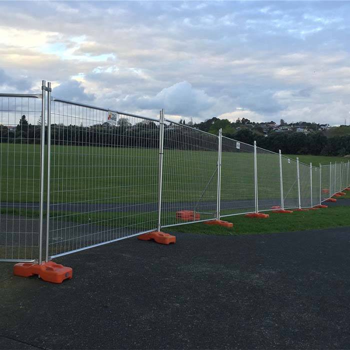 Australia temporary fence is placed between the lawn and the road.