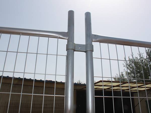 An Australia temporary fence clamp is used to connect two fence panels.