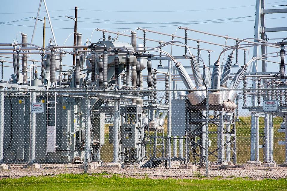 Zincir bağlantı çitiyle kapalı avluda çok sayıda elektrik tesisatı kurulmuştur.