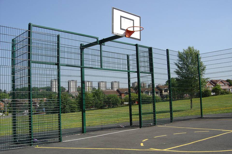 Bir basketbol sahası etrafında çift telli çitler kurulur.