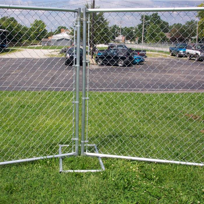 Temporary chain link fence is used to build parking lots for temporary parking.